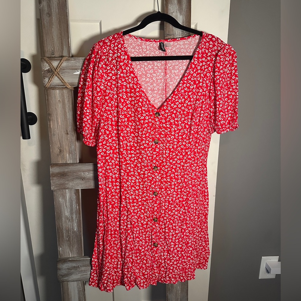 H&M Red Floral Dress with V-Neck and Button Front | Size Large
